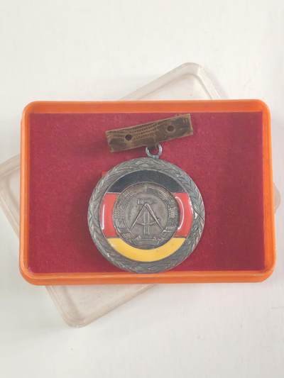 韵星假日军品类拍卖第56期  -- Rimey Holidays Militaria Auction 56 民主德国国家功勋奖章带盒 早期版