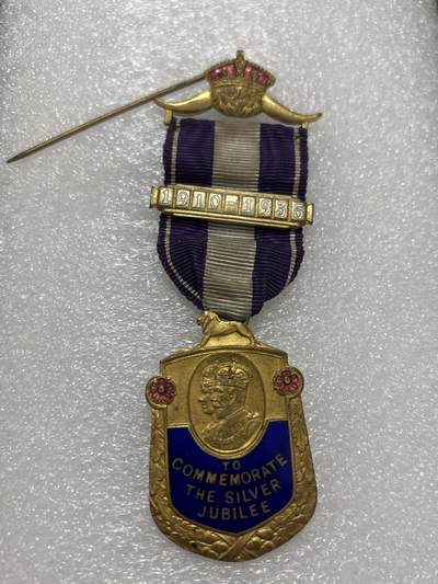 文馨钱币收藏第 302 场，国外回流老铜币，中东阿拉伯地区，拉美等国货币，30 号 1 号二连拍，长期接代拍业务，预计 4 月 4-5 号发货 1910-1935 年英国乔治五世银禧 25 周年纪念章，详情看图