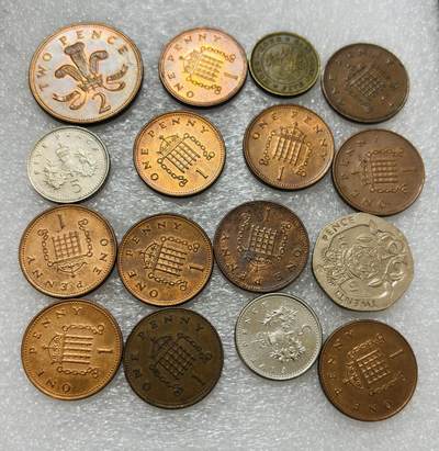 文馨钱币收藏第 302 场，国外回流老铜币，中东阿拉伯地区，拉美等国货币，30 号 1 号二连拍，长期接代拍业务，预计 4 月 4-5 号发货 英国女王头像 16 枚，几乎都是极美品