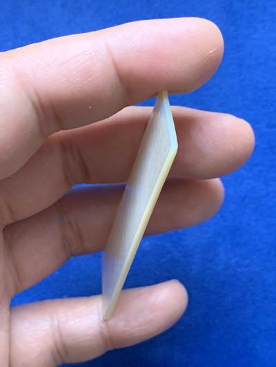 《竞宝斋》第484场 周日，周一，周二 3场连拍 （全场包邮）20级店铺 欢迎送拍 清代方型螺钿筹码，清工匠手工精雕出口至欧美贵族的贝母制品，东方韵味，珠光玉润，雕刻精美，4.9克，58.6*20.3mm。