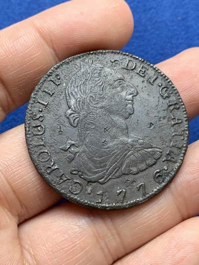 《竞宝斋》第484场 周日，周一，周二 3场连拍 （全场包邮）20级店铺 欢迎送拍 西属玻利维亚1776年卡洛斯三世8R双柱银币(美国建国年份，特年)，打制得非常好，正面底板状态来看，应该是海捞品种，小戳不多，可藏。