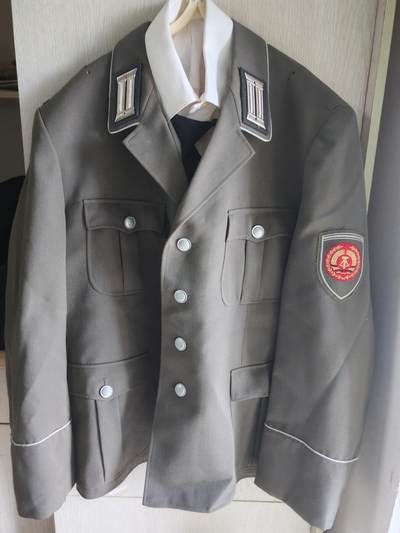 韵星假日军品类拍卖第56期  -- Rimey Holidays Militaria Auction 56 - 民主德国国家人民军军官常服一套 带外衣衬衫领带  经典军服