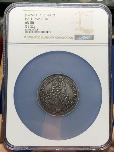 《竞宝斋》第484场 周日，周一，周二 3场连拍 （全场包邮）20级店铺 欢迎送拍 NGC AU58 神圣罗马帝国 1705 约瑟夫一世 2泰勒大银币 56.22克的双重手感 大波浪发型 不用换藏的品种 加大盒装 盒子下沿有磕