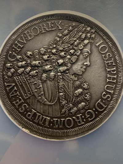 《竞宝斋》第484场 周日，周一，周二 3场连拍 （全场包邮）20级店铺 欢迎送拍 NGC AU58 神圣罗马帝国 1705 约瑟夫一世 2泰勒大银币 56.22克的双重手感 大波浪发型 不用换藏的品种 加大盒装 盒子下沿有磕