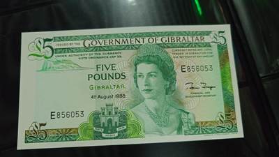 世界钱币～微拍第248期暨2026年第29期  少量老库存低价起拍 1988年直布罗陀5镑 全新绝品无47尾号053