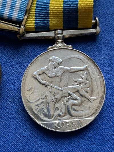 《竞宝斋》第484场 周日，周一，周二 3场连拍 （全场包邮）20级店铺 欢迎送拍 朝鲜战争英军奖章联排，得主为皇家炮兵，带边铭22757034 Gunner H.S. McDines和朝鲜勋条。皇家炮兵的参战人数是最少的部队，发给炮兵的勋章最为稀少。总重84.2克，细节见图。