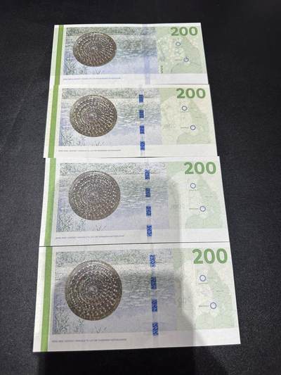 《外钞收藏家》第六百三十一期（五一假期场）（长期征集拍品、欢迎藏友们联系合作） 丹麦桥版200克朗 不同签名版本 4张一起 全新UNC
