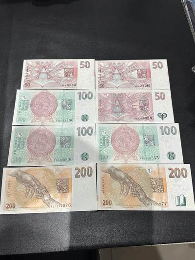 《外钞收藏家》第六百三十一期（五一假期场）（长期征集拍品、欢迎藏友们联系合作） 捷克50、100、200克朗 8张一起 全新UNC