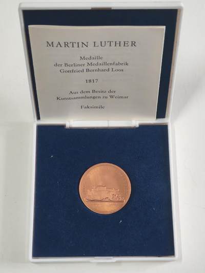 韵星假日军品类拍卖第56期  -- Rimey Holidays Militaria Auction 56 民主德国马丁路德奖章 带原证书原盒 好品 纪念伟大宗教改革领袖 翡翠少见