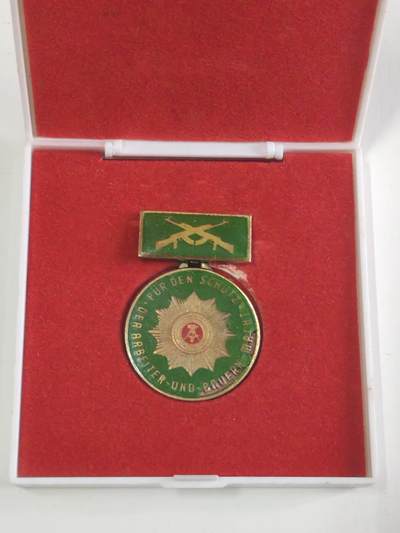 韵星假日军品类拍卖第56期  -- Rimey Holidays Militaria Auction 56 民主德国保卫祖国与工农阶级政权奖章 少见