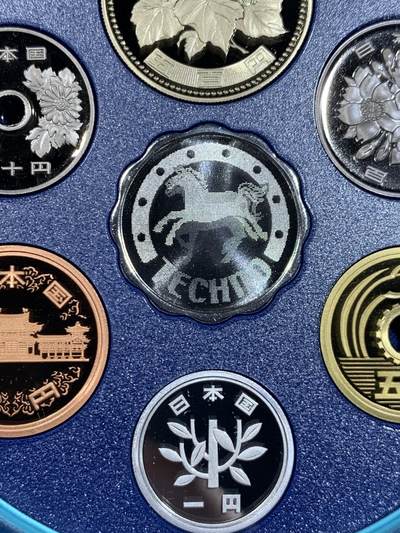 《竞宝斋》第484场 周日，周一，周二 3场连拍 （全场包邮）20级店铺 欢迎送拍 2002年日本Techno系列精制套币 带银章