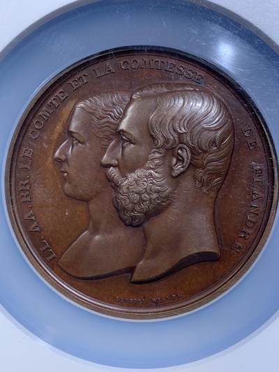 《竞宝斋》第484场 周日，周一，周二 3场连拍 （全场包邮）20级店铺 欢迎送拍 NGC MS62 1867年原铸比利时王子菲利普王室主题婚礼纪念超大铜章，顶级章牌师 Wienner制造雕刻，该章是由比利时王室委托Wiener工坊铸造，仅用于馈赠王室成员，外交使节及贵族，是重要王室纪念章牌。双面高浮雕，正面菲利普与玛丽，背面五位丘比特天使，分别象征爱情、祝福、丰收等寓意，顶部天使手持花环加冕文章。直径75mm 加大盒+超厚盒，重181g