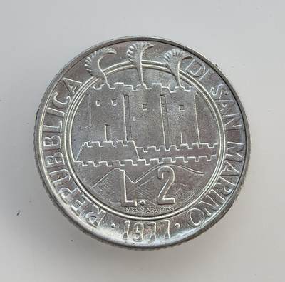 外国优质老铜币纪念币银币专场，周六晚上九点倒数截拍，满百包邮，节前出差在外，5月3日统一发货,可寄存半年，喜欢朋友微信扫描二维码可直接参拍 圣马力诺1977年漫天星河2 里拉，以三塔国徽与海洋主题图案，展现小国风貌。