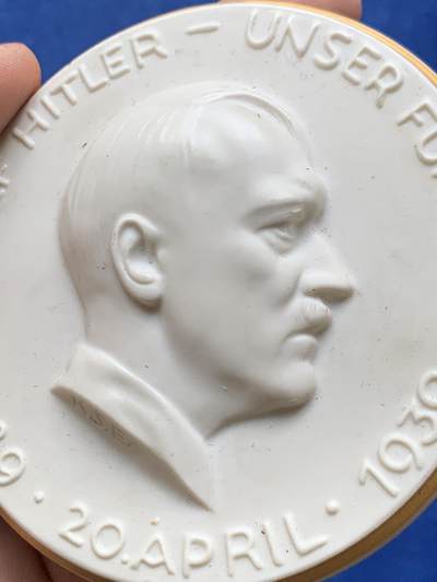 《竞宝斋》第484场 周日，周一，周二 3场连拍 （全场包邮）20级店铺 欢迎送拍 1939年德国艺术落榜生50大寿纪念巨型陶瓷章，金边勾勒超高浮雕及其厚重。带原盒。103.3克，88毫米