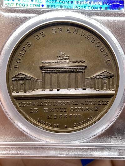 《竞宝斋》第484场 周日，周一，周二 3场连拍 （全场包邮）20级店铺 欢迎送拍 PCGS SP64 亚军分 法国1806年拿破仑进占柏林勃兰登堡门原铸铜章 巴黎造币厂极美巧克力包浆 纪念拿破仑神话版18天攻进柏林 著名的德意志象征细节刻画细腻 珍稀品种 仅一枚65分更高 加厚盒