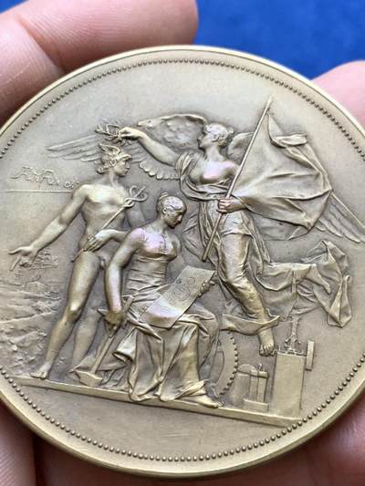 《竞宝斋》第484场 周日，周一，周二 3场连拍 （全场包邮）20级店铺 欢迎送拍 1907年法国科讷博览会纪念铜章 85克 56.5mm 三角铜标 带盒