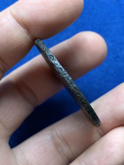 《竞宝斋》第484场 周日，周一，周二 3场连拍 （全场包邮）20级店铺 欢迎送拍 西属玻利维亚1776年卡洛斯三世8R双柱银币(美国建国年份，特年)，打制得非常好，正面底板状态来看，应该是海捞品种，小戳不多，可藏。