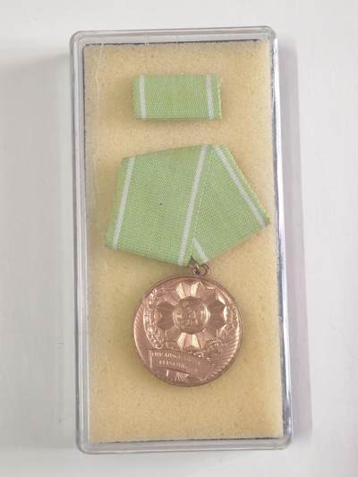 韵星假日军品类拍卖第56期  -- Rimey Holidays Militaria Auction 56 民主德国内务部武装力量杰出服务奖章带原盒略