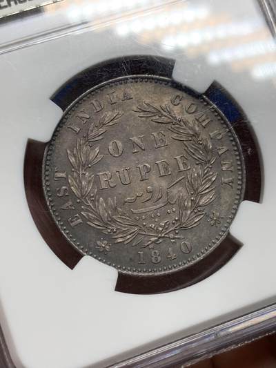 《竞宝斋》第484场 周日，周一，周二 3场连拍 （全场包邮）20级店铺 欢迎送拍 NGC MS62 英属东印度公司1840年发行的维多利亚女王像1卢比银币 。原味包浆，极致深打，发丝极美，眉骨轮廓清晰。来自Frank G. Laiacona，带原始标签，传承有序，值得珍藏。