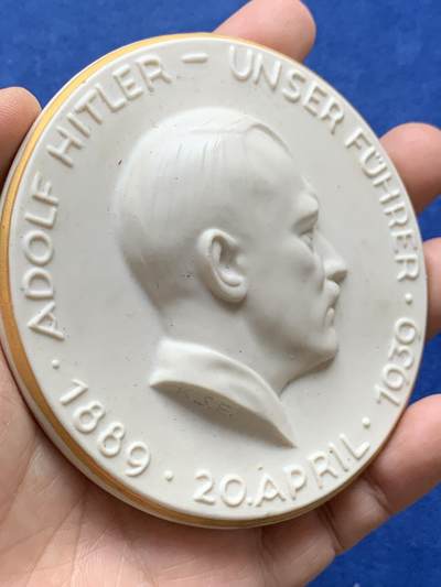 《竞宝斋》第484场 周日，周一，周二 3场连拍 （全场包邮）20级店铺 欢迎送拍 1939年德国艺术落榜生50大寿纪念巨型陶瓷章，金边勾勒超高浮雕及其厚重。带原盒。103.3克，88毫米