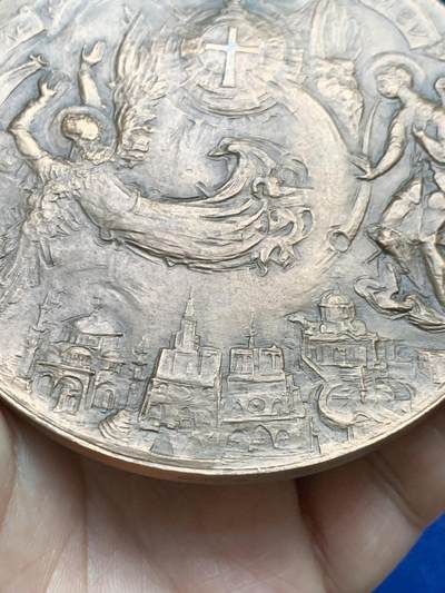 《竞宝斋》第484场 周日，周一，周二 3场连拍 （全场包邮）20级店铺 欢迎送拍 名家名作法国雕塑家阿纳斯塔斯（格列高利）大铜章 289克 89.5mm 1976 丰饶角铜标