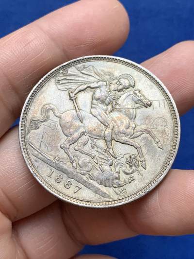 《竞宝斋》第484场 周日，周一，周二 3场连拍 （全场包邮）20级店铺 欢迎送拍 英国1887年维多利亚高冠克朗银币，包浆非常漂亮，有划痕，细节见图