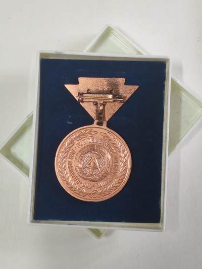 韵星假日军品类拍卖第56期  -- Rimey Holidays Militaria Auction 56 民主德国人民军预备役优秀服务奖章带原盒