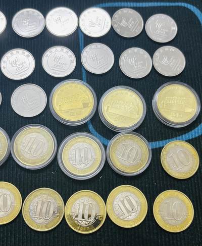 文馨钱币收藏第 303 场，【五一钱币荟，收藏盛宴】长期接代拍业务 全新中华人民共和国 生肖，事件，人物各种纪念币一元，五元，十元一组 38 枚