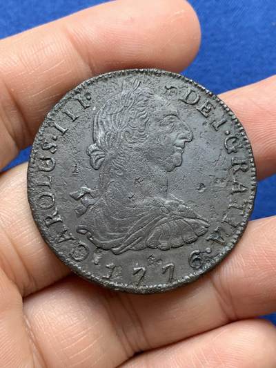 《竞宝斋》第484场 周日，周一，周二 3场连拍 （全场包邮）20级店铺 欢迎送拍 西属玻利维亚1776年卡洛斯三世8R双柱银币(美国建国年份，特年)，打制得非常好，正面底板状态来看，应该是海捞品种，小戳不多，可藏。