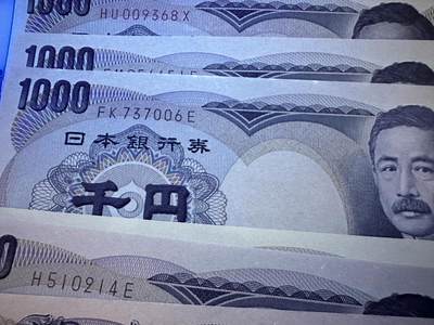 《外钞收藏家》第六百三十一期（五一假期场）（长期征集拍品、欢迎藏友们联系合作） 日本野口和夏目1000日元 2个版本8张一起 全新UNC（两百百位号）尾006有轻微潮点