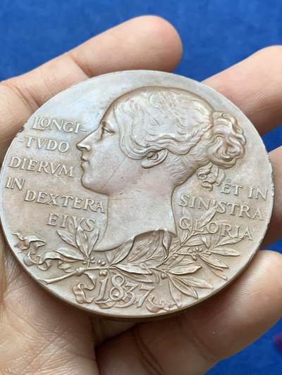 《竞宝斋》第484场 周日，周一，周二 3场连拍 （全场包邮）20级店铺 欢迎送拍 英国1837-1897年维多利亚女王加冕60周年纪念大铜章，带原盒，大尺寸版本，直径55.3mm，重74.8克