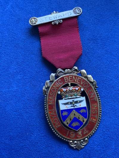 《竞宝斋》第484场 周日，周一，周二 3场连拍 （全场包邮）20级店铺 欢迎送拍 - 英国1934年皇家共济会慈善机构鎏金珐琅银章，工艺精美，背面有走狮925银标及伦敦狮头银标。总重约20克