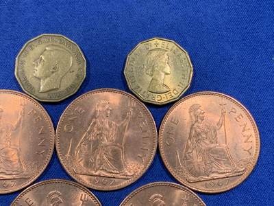 《竞宝斋》第484场 周日，周一，周二 3场连拍 （全场包邮）20级店铺 欢迎送拍 八枚一组 英国铜币 1967年伊丽莎白女王1便士6枚+1937年乔治六世3便士1枚+1966年伊丽莎白女王3便士1枚