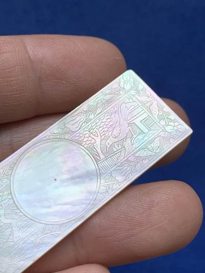 《竞宝斋》第484场 周日，周一，周二 3场连拍 （全场包邮）20级店铺 欢迎送拍 清代方型螺钿筹码，清工匠手工精雕出口至欧美贵族的贝母制品，东方韵味，珠光玉润，雕刻精美，4.9克，58.6*20.3mm。