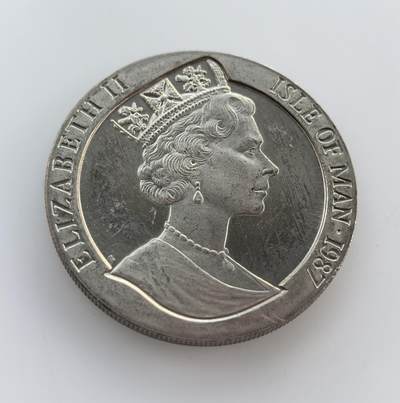 外国优质老铜币纪念币银币专场，周六晚上九点倒数截拍，满百包邮，节前出差在外，5月3日统一发货,可寄存半年，喜欢朋友微信扫描二维码可直接参拍 马恩岛1987年美洲杯帆船赛1克朗纪念币，为纪念在澳大利亚弗里曼特尔举办的美洲杯帆船赛，币面展现了赛事的帆船元素。