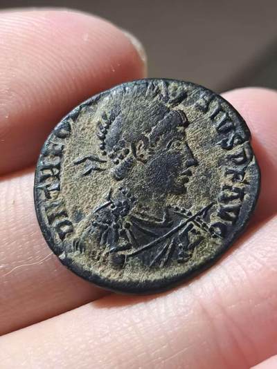 星盘世界钱币 5.2年度精品币大拍 一周年抽奖活动 - 美品！罗马帝国后期-最后的大一统时期 迪奥多西大帝戎装富力铜币 背面皇帝站立船头 旁边有胜利女神 以及一个奇特厂标 GLORIA ROMANORVM 铭文：光荣的罗马人 尼科米底亚造币