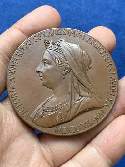 《竞宝斋》第484场 周日，周一，周二 3场连拍 （全场包邮）20级店铺 欢迎送拍 英国1837-1897年维多利亚女王加冕60周年纪念大铜章，带原盒，大尺寸版本，直径55.3mm，重74.8克