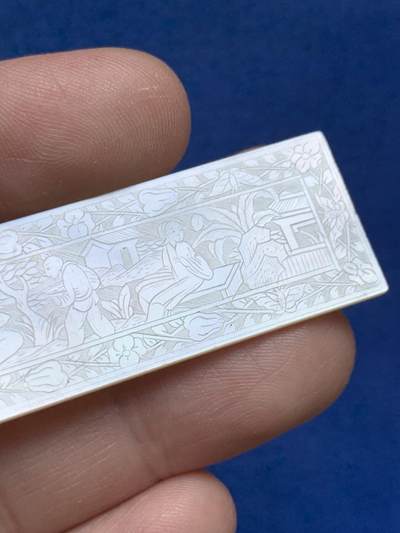 《竞宝斋》第484场 周日，周一，周二 3场连拍 （全场包邮）20级店铺 欢迎送拍 清代方型螺钿筹码，清工匠手工精雕出口至欧美贵族的贝母制品，东方韵味，珠光玉润，雕刻精美，4.9克，58.6*20.3mm。