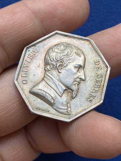 《竞宝斋》第484场 周日，周一，周二 3场连拍 （全场包邮）20级店铺 欢迎送拍 1825年法国图卢兹农业协会八角银质代币 12.4克 30.1mm 神灯边铭