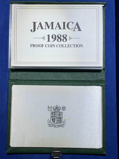 《竞宝斋》第484场 周日，周一，周二 3场连拍 （全场包邮）20级店铺 欢迎送拍 牙买加1988年精制套币 带证书 带10元纪念银币和5元两枚大银币 发行量1000