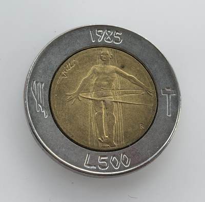 外国优质老铜币纪念币银币专场，周六晚上九点倒数截拍，满百包邮，节前出差在外，5月3日统一发货,可寄存半年，喜欢朋友微信扫描二维码可直接参拍 圣马力诺 1985 年500 里拉双金属币，以维特鲁威人为设计元素，背面为手持三塔的形象，是该国里拉时代的流通货币。