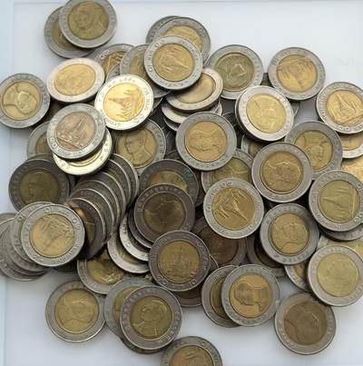 外国优质老铜币纪念币银币专场，周六晚上九点倒数截拍，满百包邮，节前出差在外，5月3日统一发货,可寄存半年，喜欢朋友微信扫描二维码可直接参拍 泰国拉玛九世 10 泰铢双金属币100枚，1988 年起发行，正面为国王头像，背面是郑王庙，长期作为泰国主流流通货币使用。