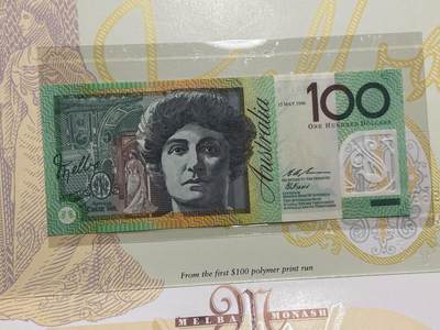 《外钞收藏家》第六百三十一期（五一假期场）（长期征集拍品、欢迎藏友们联系合作） 1996年澳大利亚塑料钞100元 AA冠 +毛线帽100元 2张一起 全新原装册子