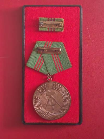 韵星假日军品类拍卖第56期  -- Rimey Holidays Militaria Auction 56 民主德国铜级内务部武装力量忠诚服务奖章带证带原盒略