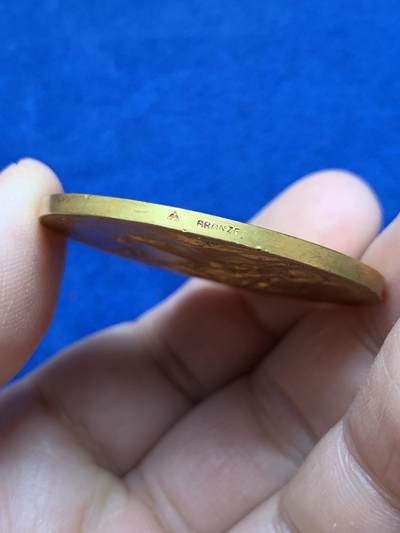 《竞宝斋》第484场 周日，周一，周二 3场连拍 （全场包邮）20级店铺 欢迎送拍 法国图卢兹市行业复兴纪念镀金铜章 30.5克 41.1mm 三角铜标