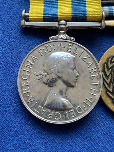 《竞宝斋》第484场 周日，周一，周二 3场连拍 （全场包邮）20级店铺 欢迎送拍 朝鲜战争英军奖章联排，得主为皇家炮兵，带边铭22757034 Gunner H.S. McDines和朝鲜勋条。皇家炮兵的参战人数是最少的部队，发给炮兵的勋章最为稀少。总重84.2克，细节见图。