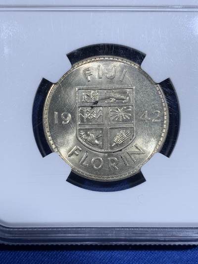 《竞宝斋》第484场 周日，周一，周二 3场连拍 （全场包邮）20级店铺 欢迎送拍 NGC MS64 斐济1942年2先令银币，当地最大面值主币，高分不多见，64分更是难得，季军分，更高仅3枚。丝滑黄油光，老N盒品质保障。英系殖民地系列凑套精品