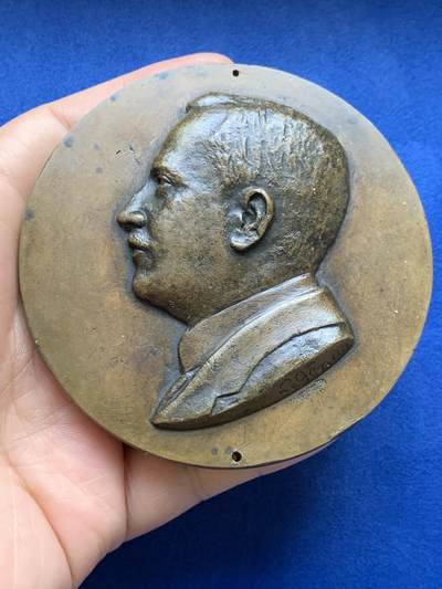 《竞宝斋》第484场 周日，周一，周二 3场连拍 （全场包邮）20级店铺 欢迎送拍 - 名人高浮雕单面纪念章 大规格85.5mm 377克 上下有穿孔