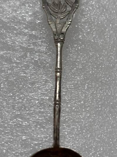 文馨钱币收藏第 302 场，国外回流老铜币，中东阿拉伯地区，拉美等国货币，30 号 1 号二连拍，长期接代拍业务，预计 4 月 4-5 号发货 欧洲回流福字竹节勺子，看成色像银的，找不到标在哪，重 11 克，长度 124.3mm