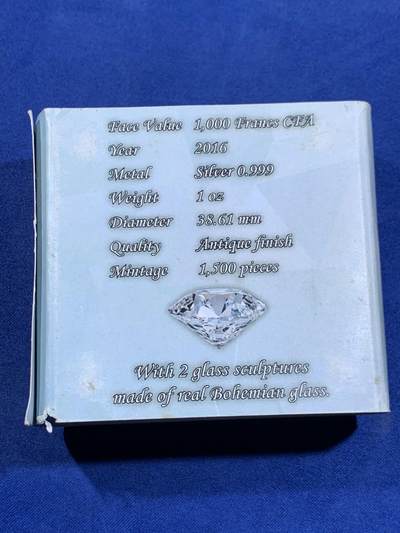 《竞宝斋》第484场 周日，周一，周二 3场连拍 （全场包邮）20级店铺 欢迎送拍 布基纳法索2016年波西米亚艺术系列-玻璃雕塑熊猫1000中非法郎带2个玻璃雕塑仿古银币 1盎司 999银 发行量1500枚 盒证全（塑料盒损坏） 盒证全（盒即证）